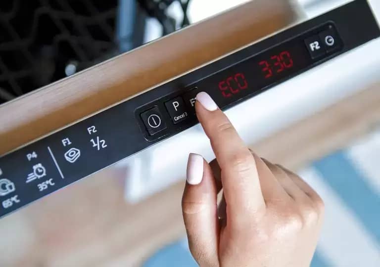 Постоянно гудит и не реагирует на на нажатие кнопок. 